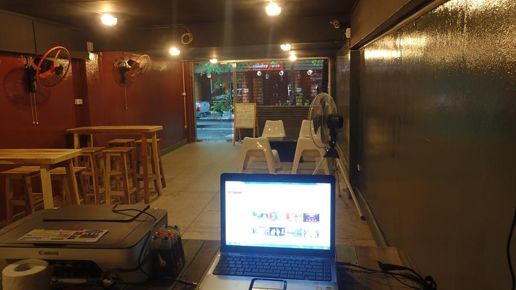 Wacky Fun Party Hostel Bangkok Exterior photo